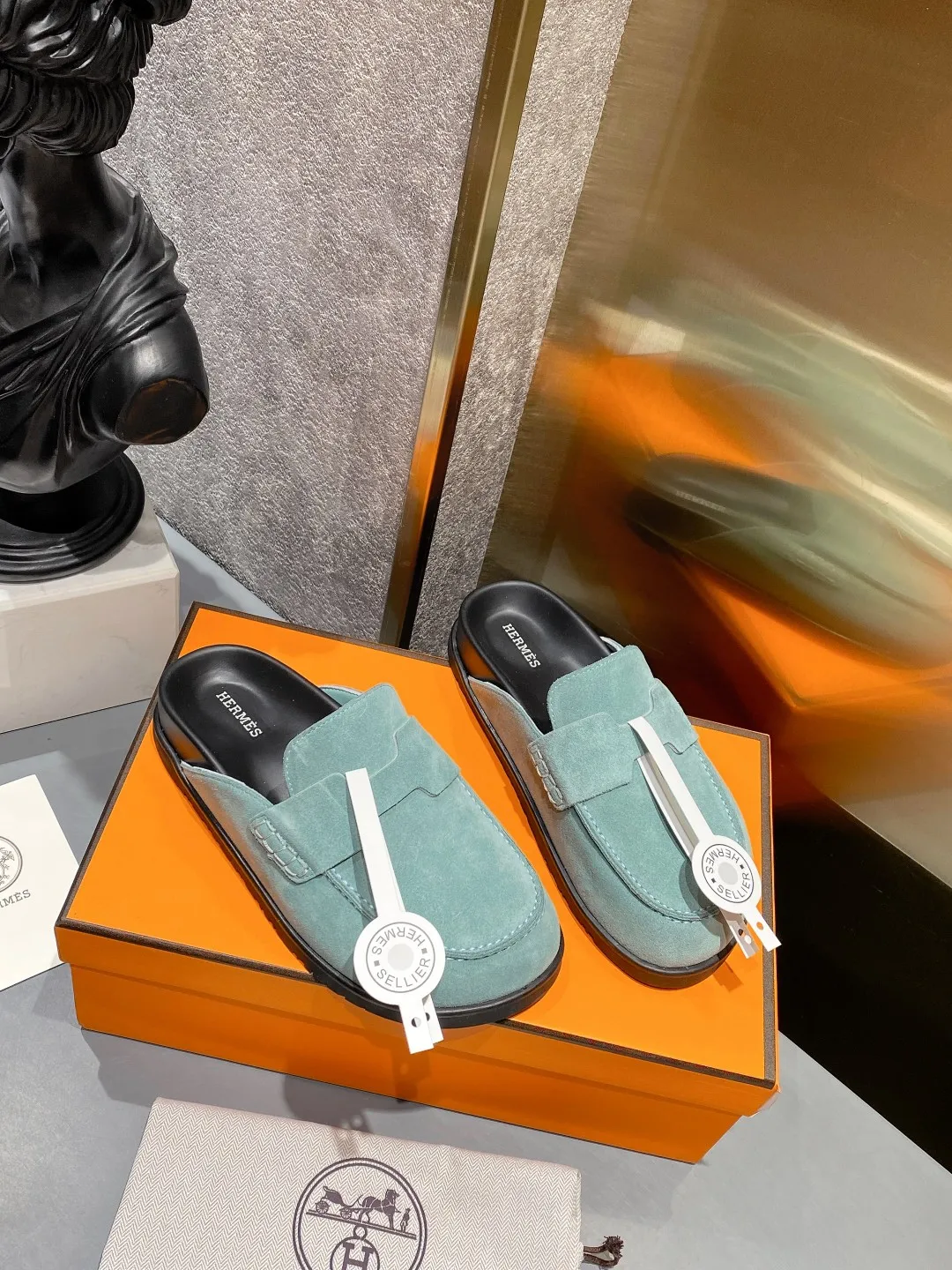 [H Family Hermès] P: 520💰 Size: Male 39-44 (45 customized) Female 35-40 (41 customized) HERMES Hermès' latest couple's cute Birkenstock slippers. Summer really needs versatile slippers. They look good no matter how you match them. They have a casual and high-end feel. The comfort is also great. They are paired with a variety of colorful socks. They are trendy. Hermès 2023 new half slippers are high quality. ●Upper: imported cow suede ●Inner lining: imported sheepskin ●Foot pads: imported mixed sheepskin ●Outsole: Tpu non-slip and wear-resistant outsole